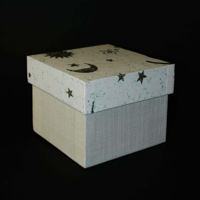 quadratische Geschenkbox mit Sternenmuster