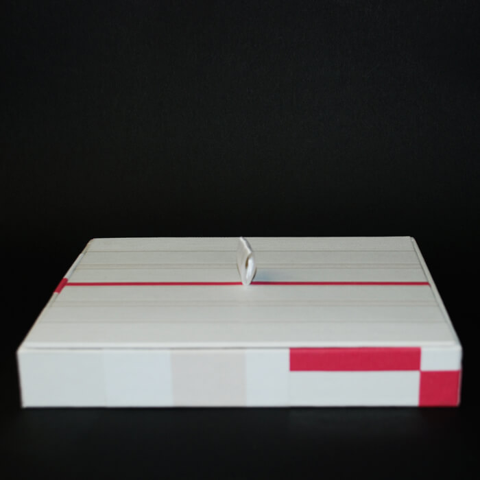 flache Geschenkbox in weiß-rot mit Schlaufe zum öffnen